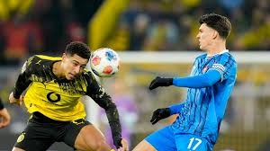 为什么打者在挥棒结束后会下意识地调整头盔或球鞋的位置